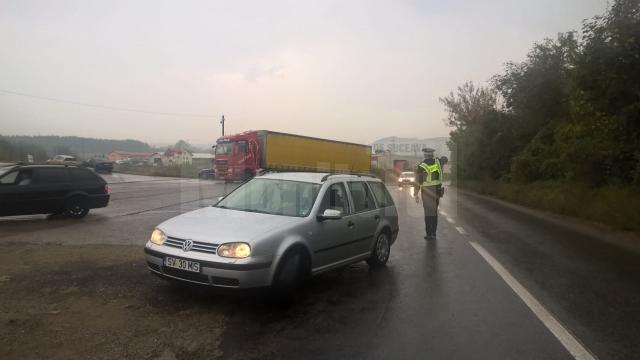 Sute de şoferi au virat către ruta ocolitoare, fiind întorşi din drum de un poliţist local