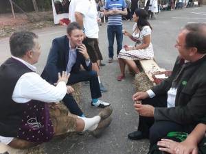 Eurodeputatul Siegfried Mureșan cu Gheorghe Flutur, la Oktoberfest, la Gura Humorului. Foto: Facebook