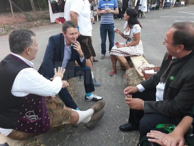 Eurodeputatul Siegfried Mureșan cu Gheorghe Flutur, la Oktoberfest, la Gura Humorului. Foto: Facebook