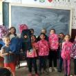 Donații de ghiozdane, penare, caiete, uniforme noi pentru copiii săraci din satele Basarabi și Bahna Arini