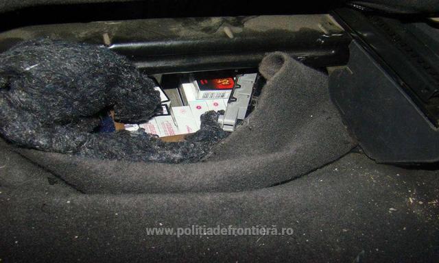 Un autoturism şi ţigări de aproape 40.000 de euro, confiscate de poliţiştii de frontieră suceveni