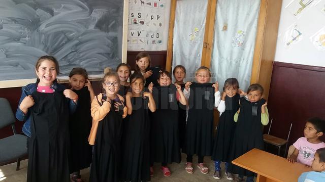 Donații de ghiozdane, penare, caiete, uniforme noi pentru copiii săraci din satele Basarabi și Bahna Arini