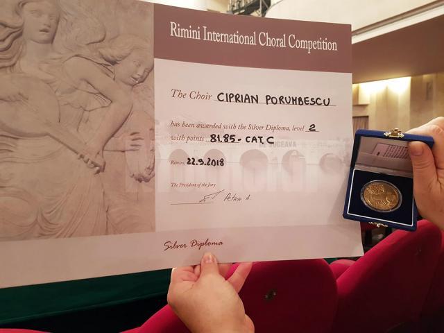 Două medalii de argint obținute de Corala de fete „Ciprian Porumbescu” la un concurs internațional din Italia