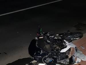 Tânărul a intrat cu motocicleta în gard, la ieșirea din Suceava spre Moara