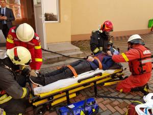 Exercițiu de simulare a unei situații de urgență, la liceul din Vicovu de Sus