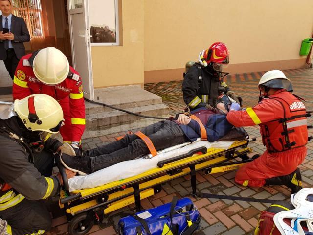 Exercițiu de simulare a unei situații de urgență, la liceul din Vicovu de Sus