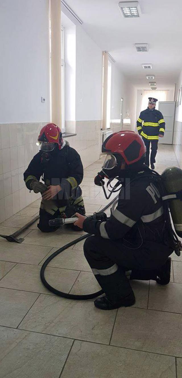 Simulare a unui incendiu la un corp de clădire, la liceul din Vicovu de Sus