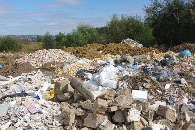 O imensă groapă de gunoi a răsărit la ieşirea din Şcheia spre Mihoveni