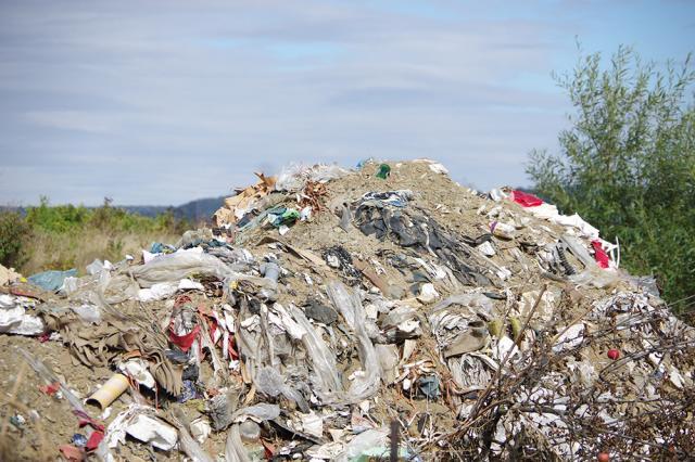 O imensă groapă de gunoi a răsărit la ieşirea din Şcheia spre Mihoveni