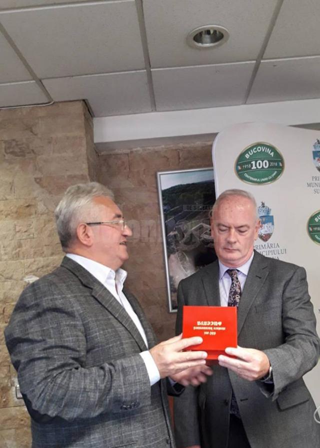 Primarul Sucevei, Ion Lungu, cu Ambasadorul Irlandei, Excelenţa Sa Derek Feely