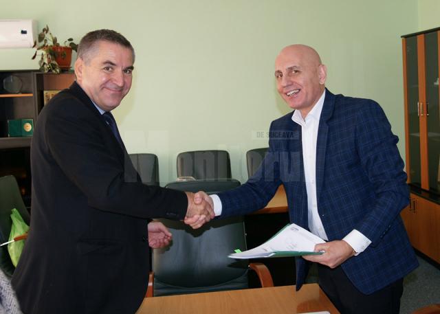 Adrian Popoiu (stânga) a semnat contractul de finanațare pentru un proiect de care va beneficia Colegiul "Lațcu Vodă" din Siret