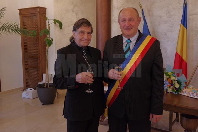 Vasile Andriciuc alături de Gheorghe Sava, funcţionarul din cadrul Primăriei Şcheia care s-a pensionat după 45 de ani de activitate