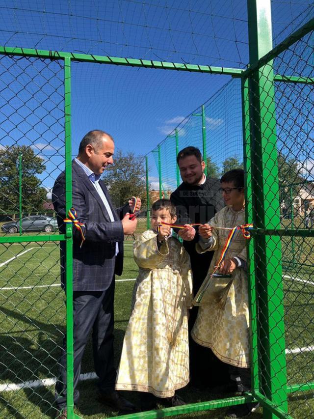 În satul Dănila din Dărmănești au fost inaugurate un miniteren de fotbal și un spațiu de joacă