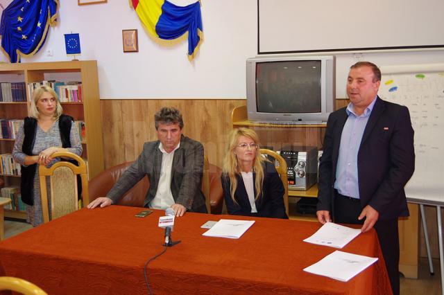 Primarul oraşului Liteni, Tomiță Onisii, (dreapta) a anunţat că de acest proiect vor beneficia Liceul Tehnologic și Școala Gimnazială Rotunda