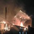Focul a fost pus în depozitul de furaje de mari dimensiuni din plan îndepărtat şi s-a extins şi la casă