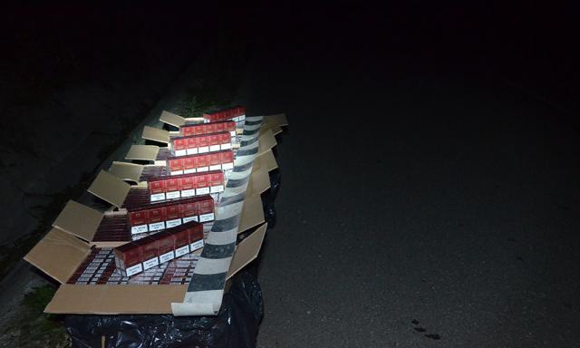 Contrabandişti urmăriţi de poliţişti au lăsat în urmă aproape 5.000 de pachete de ţigări