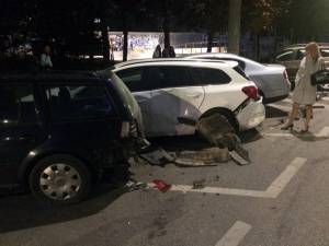 Trei autoturisme parcate regulamentar au fost acroşate luni seara de către un şofer băut