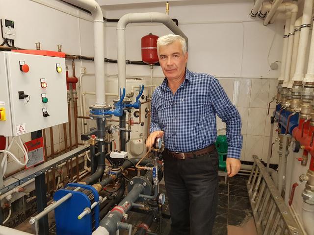 Aurel Radeș, șeful serviciului de investiții, în centrul de comandă pentru gestionarea sistemelor de căldură și ventilare