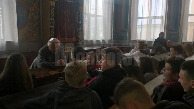 Zeci de liceeni au efectuat, ieri, ora de istorie, la Sinagoga Gah din Suceava