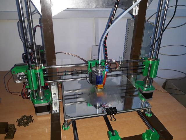 Un adolescent din Fălticeni a construit, de la zero, o imprimantă 3D