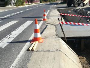 Podeţe noi pentru trecerile de pietoni care duc în şanţ, pe drumul Suceava-Botoşani