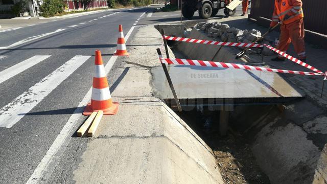 Podeţe noi pentru trecerile de pietoni care duc în şanţ, pe drumul Suceava-Botoşani