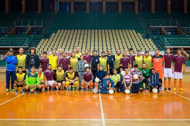 Echipierii formaţiilor Ceahlăul şi Pro Academy, alături de copiii de la căminul Sancta Maria. Foto frf.ro