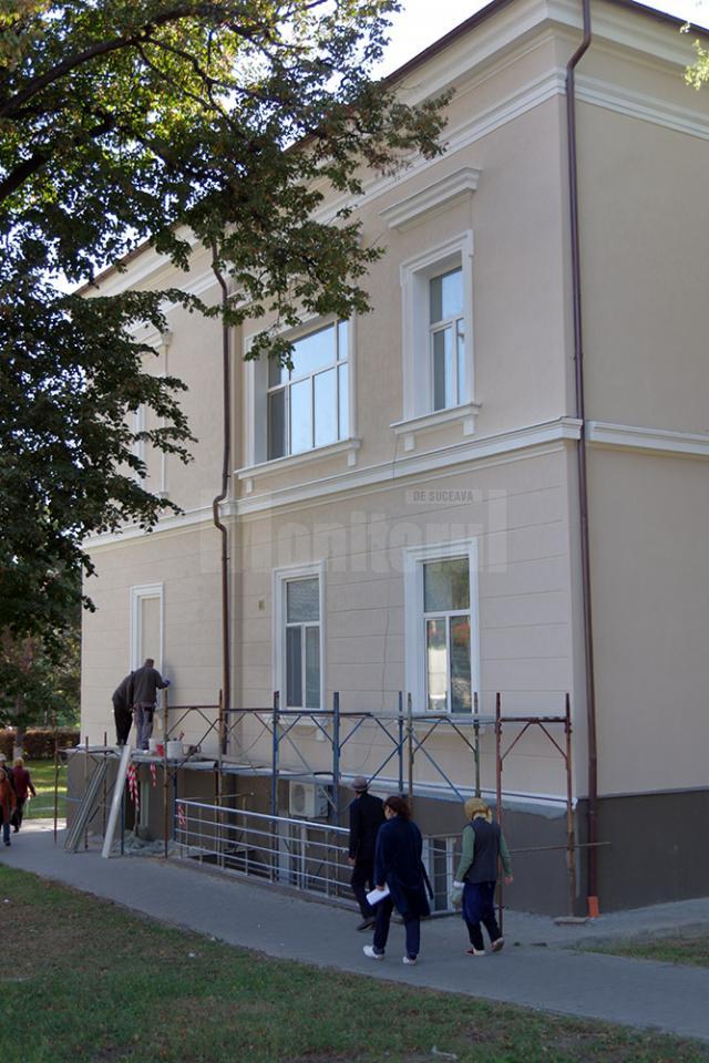Faţadele pavilioanelor de la Spitalul Vechi din Suceava au intrat în reabilitare
