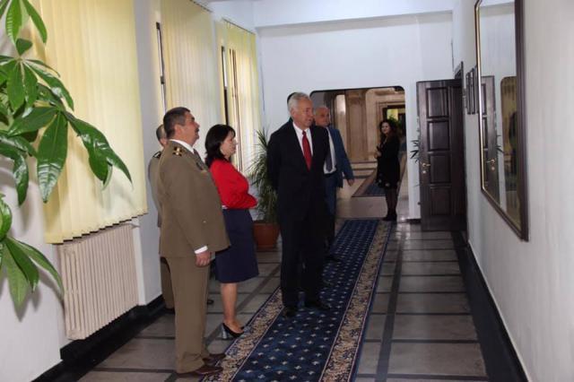 Excelența Sa, Hans Klemm, ambasadorul SUA în România, în vizită la Colegiul Național Militar „Ștefan cel Mare”. Foto: Laurențiu Sbiera