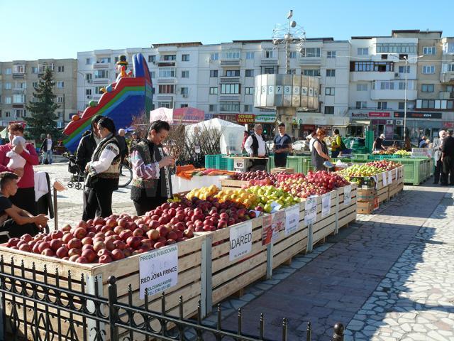 Târgul de mere de la Fălticeni a devenit o tradiţie