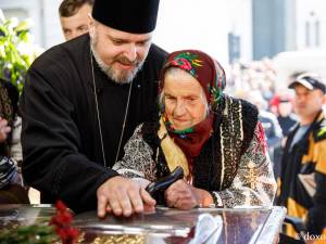 Dora Gheaţă, în vârstă de 101 ani, a fost decorată de Mitropolitul Teofan    FOTO doxologia.ro