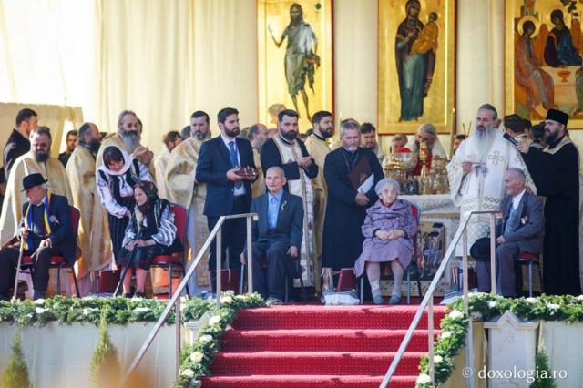 Dora Gheaţă a primit din partea Mitropolitului Teofan cea mai înaltă decoraţie a Mitropoliei Moldovei şi Bucovinei, „Crucea Moldavă”. Foto: Doxologia.ro