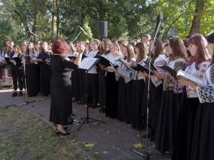 Corul mixt "Vivat Musica" de la Colegiul de Artă „Ciprian Porumbescu”, coordonat de prof. Iulia Buraciuc