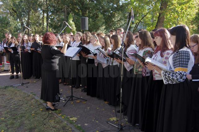 Corul mixt "Vivat Musica" de la Colegiul de Artă „Ciprian Porumbescu”, coordonat de prof. Iulia Buraciuc