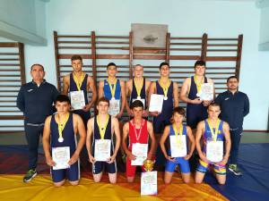 Echipa de lupte greco-romane LPS Suceava a câştigat argintul naţional sub îndrumarea antrenorilor Valerică Gherasim şi Andrei Bolohan
