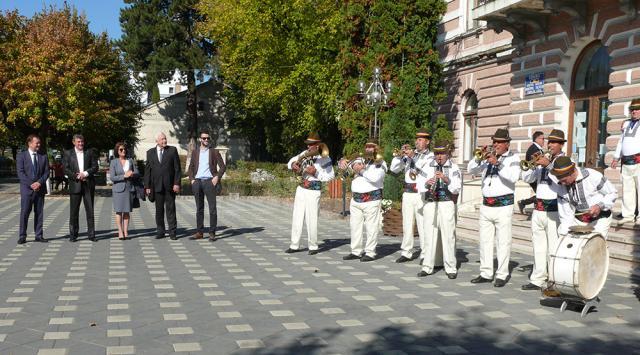 Festivalul a început în faţa Primăriei Fălticeni, unde o parte din fanfarele participante au prezentat câte un mic spectacol