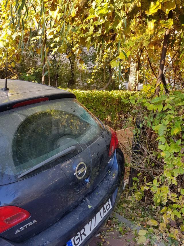 Un giurgiuvean s-a trezit cu cauciucurile dezumflate, după ce a blocat cu maşina aleea de acces la un bloc din Suceava