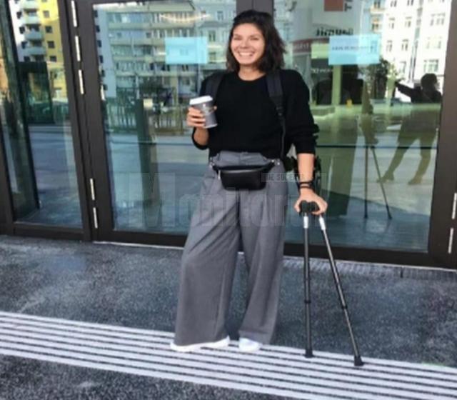 Gianina Beleagă în cîrje, la Viena, la control”,  după o operaţie la picior