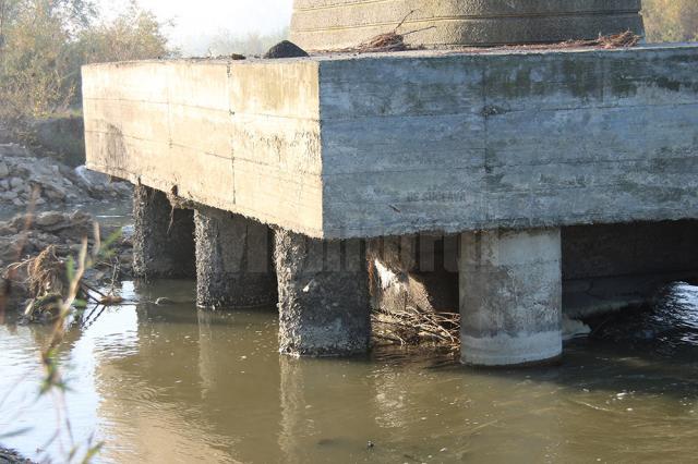 Apa a afectat baza pilei, betonul fiind erodat