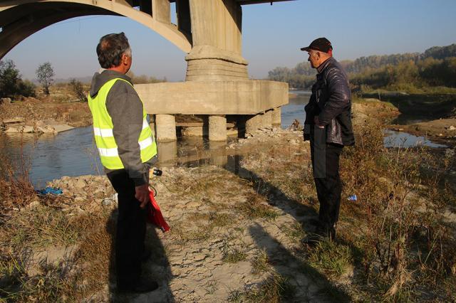După nenumărate sesizări rămase fără raspuns, localnicii privesc neputincioşi cum podul se deteriorează pe zi ce trece