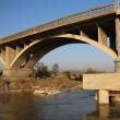 Semnal de alarmă tras de locuitorii din Liteni, care se plâng de starea jalnică a podului peste râul Suceava