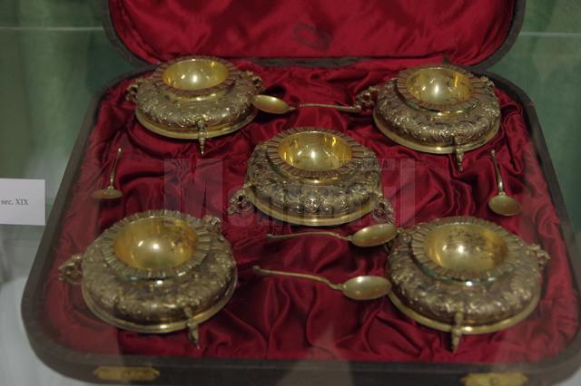 250 de piese folosite în ceremonialul meselor familiei regale, expuse la Muzeul Bucovinei