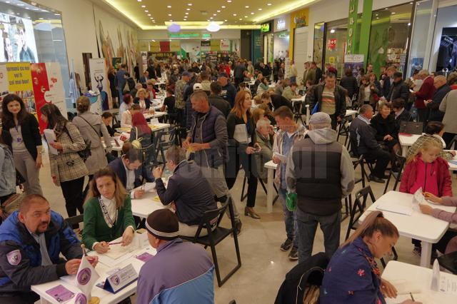Număr foarte mare de participanți, atât angajatori, cât și persoane aflate în căutarea unui loc de muncă, la Bursa locurilor de muncă pentru absolvenţi organizată la Suceava