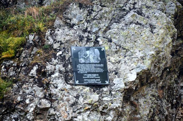 Plăcuța comemorativă a victimelor avalanșei din Călimani