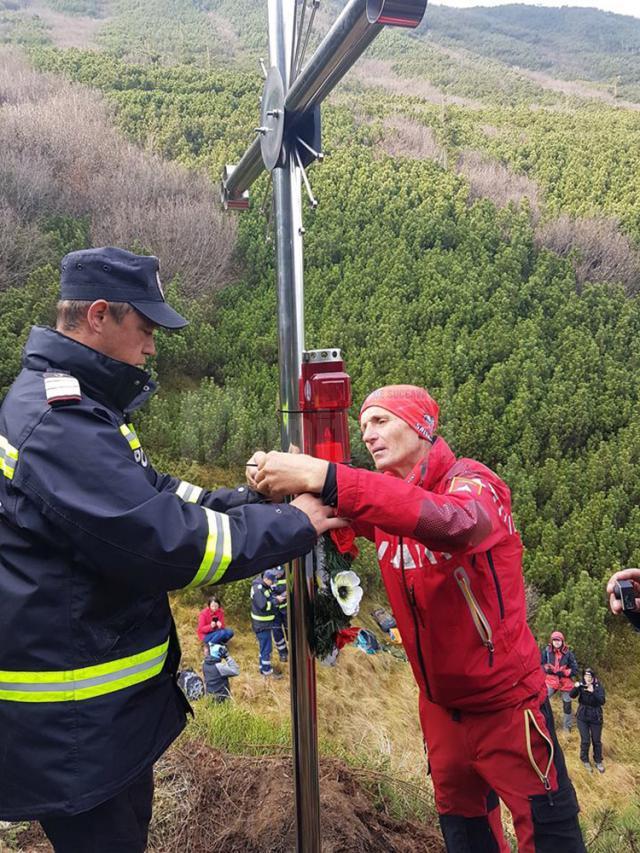 Cruce şi placă comemorativă, montate în Călimani, pentru victimele avalanşei de acum un an