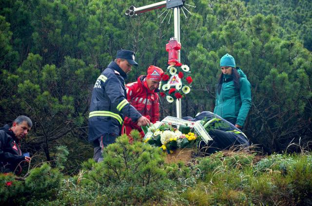 Cruce şi placă comemorativă, montate în Călimani, pentru victimele avalanşei de acum un an