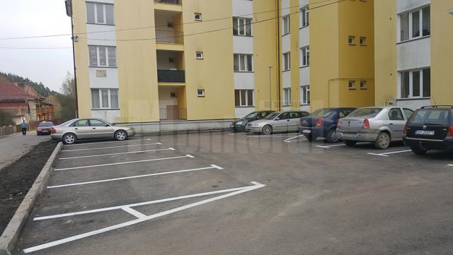 Primăria Câmpulung Moldovenesc a amenajat locuri de parcare noi în mai multe cartiere din municipiu