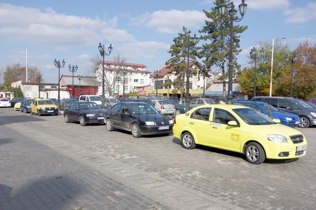 Taximetriştii nu mai au dreptul de a revendica vreun loc din parcarea gării