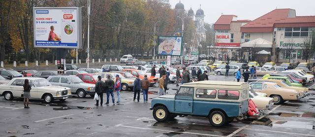 Peste 30 de autoturisme de epocă au fost expuse duminică, 21 octombrie, în parcarea din centrul municipiului Rădăuţi