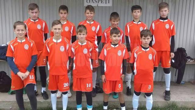 Micii fotbalişti de la Juniorul Suceava au învins la Rădăuţi şi se menţin în plasa liderului